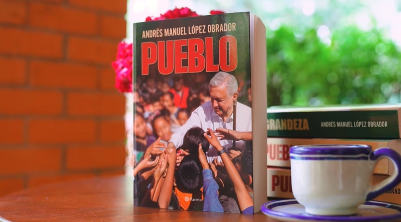 AMLO presenta su libro ‘Pueblo’ y lo dedica a Claudia Sheinbaum