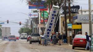 Huracán Rachel deja mil 500 viviendas dañadas en Baja California; Sheinbaum anuncia apoyo