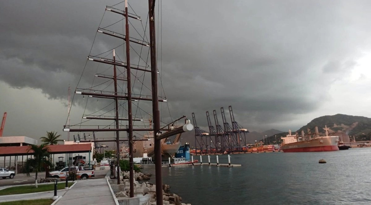 Cierran puertos de Oaxaca y Michoacán por el huracán Trudy; alertan por oleaje y lluvias