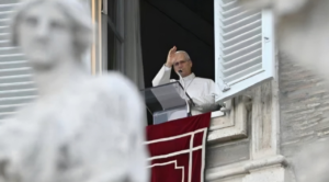 Papa León XIV reaparece en Plaza de San Pedro tras operación por cáncer de pulmón