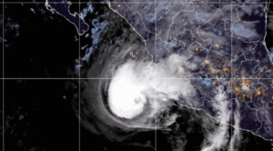 Huracán Trudy sube a categoría 2 y amenaza con lluvias fuertes en tres estados